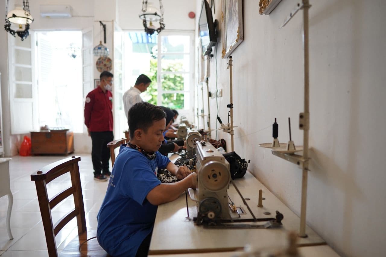 Berdayakan Difabel Memproduksi Batik, UMKM Mitra Binaan PLN Makin Cuan