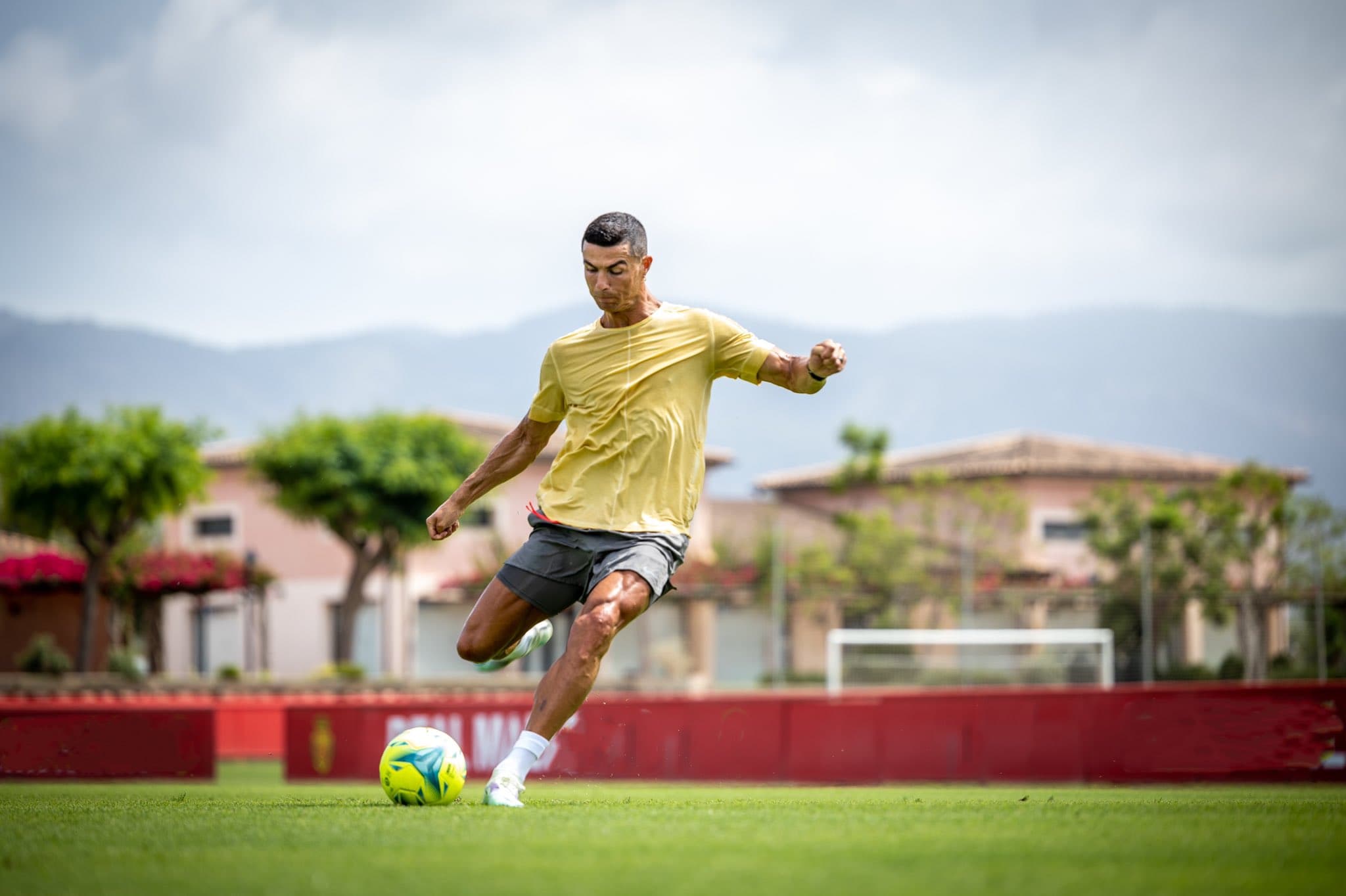 Ronaldo Geser ke Barca? Laporta Angkat Bicara