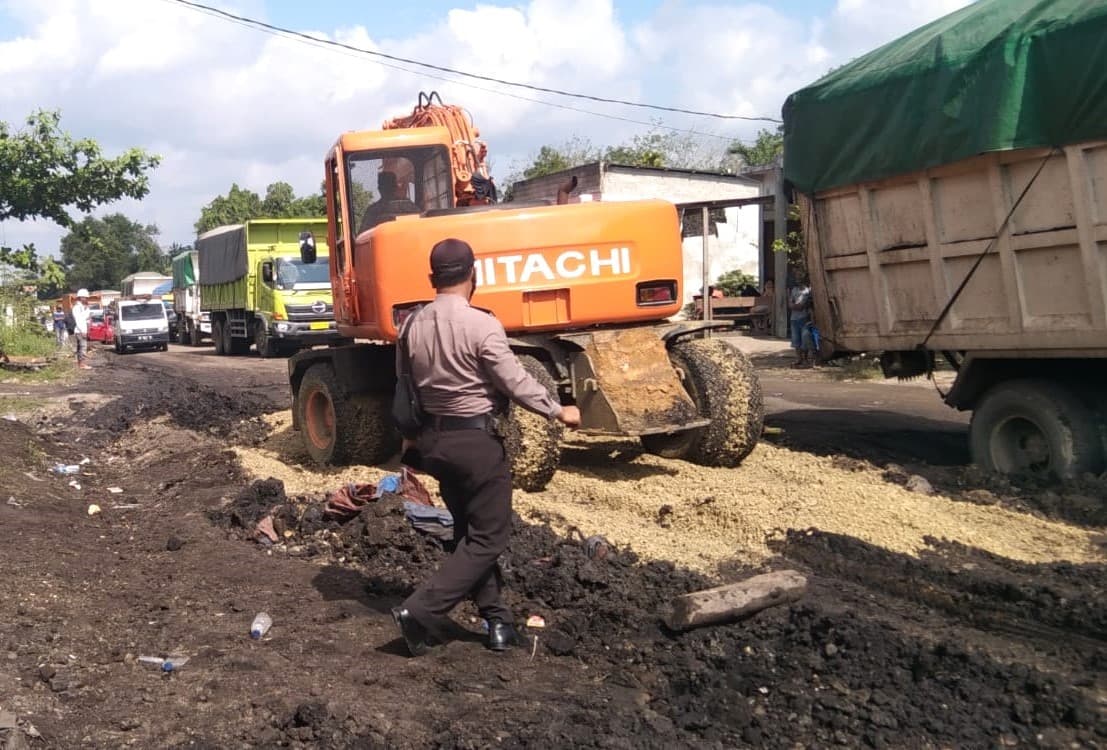 Truk Batu Bara Hancurkan Jalan Japura-Peranap, Rakyat Sentil Polisi dan Dishub