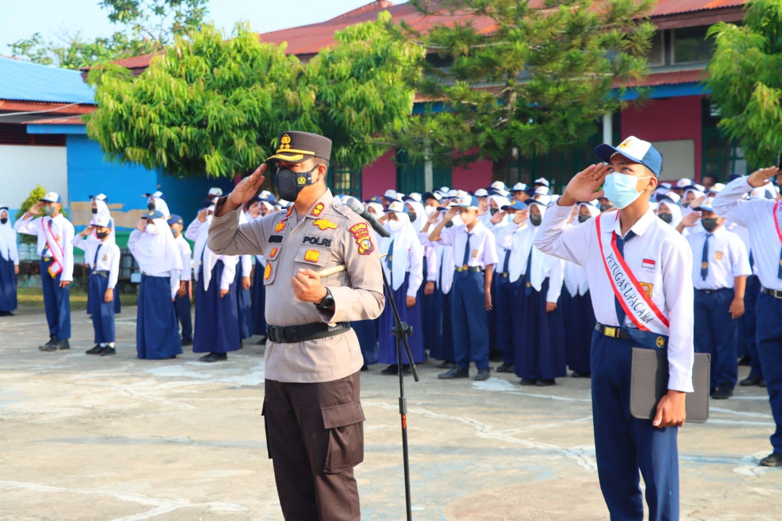 Keren... Kapolres Inhu Jadi Inspektur Upacara Bendera SMP Negeri 2
