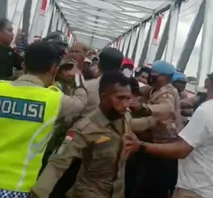 Video: Demo Harga BBM Ricuh Saat Kedatangan Jokowi di Maluku