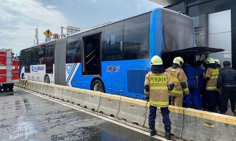 Bus Transjakarta Terbakar di Rawamangun