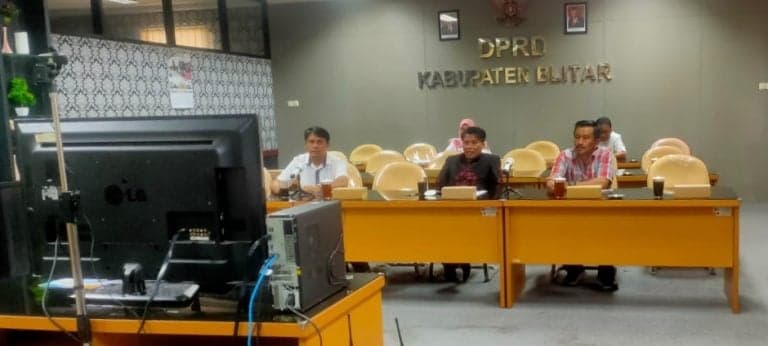 Pimpinan DPRD Kabupaten Blitar Ikuti Rakor Virtual dengan Kemendagri