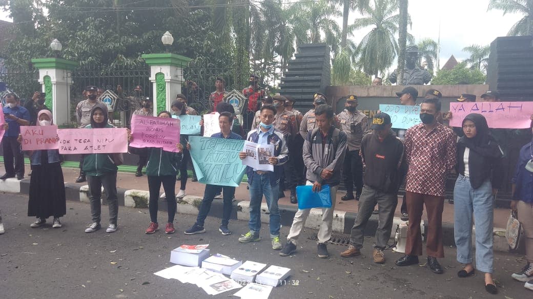 Tagih Janji, Massa FMR dan Atlet Geruduk Kantor Pemkab Blitar