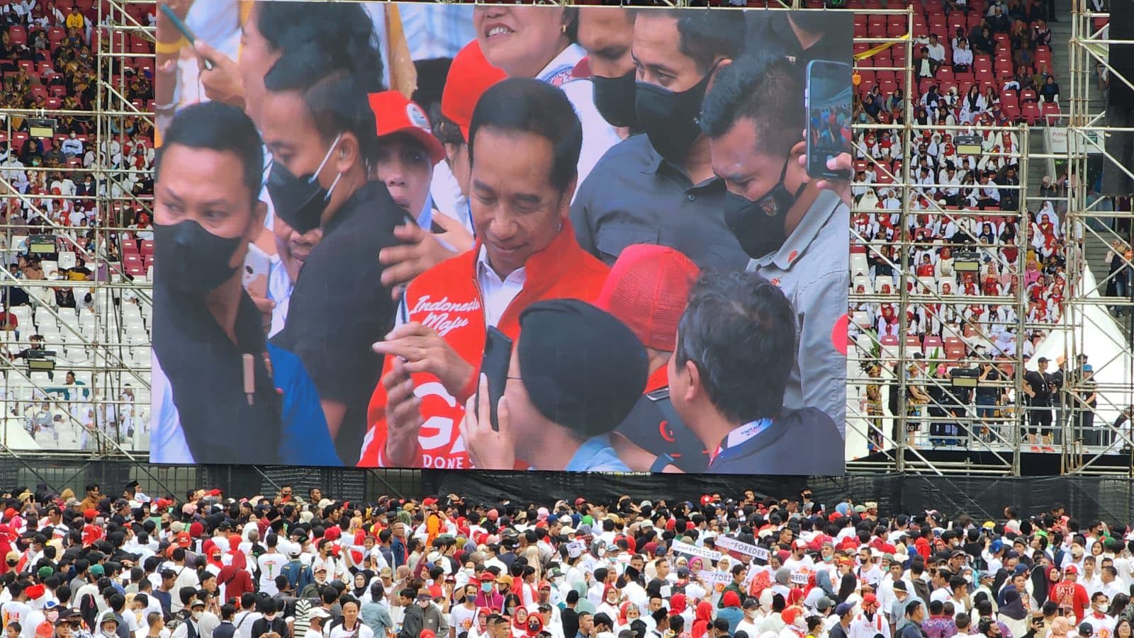 Jokowi Berikan Jaket G20 ke Relawan Nusantara Bersatu