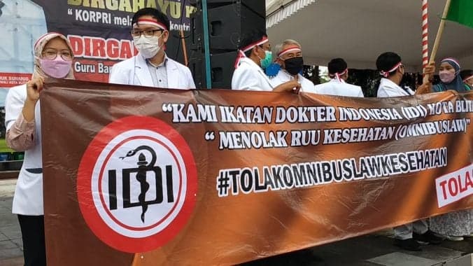 Puluhan Dokter dan Nakes Gelar Aksi Demo Tolak RUU Omnibuslaw Kesehatan