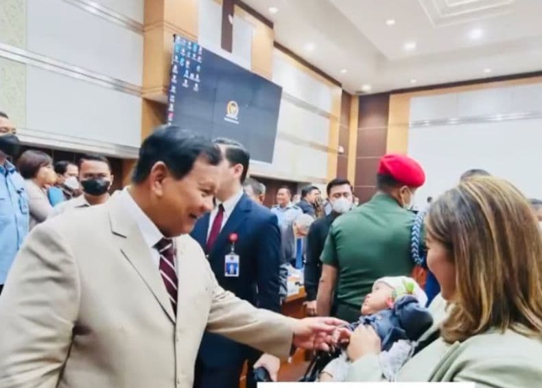 Menggemaskan, Usai Rapat di DPR Prabowo Main dengan Bayi Ketua Komisi I Meutya Hafid