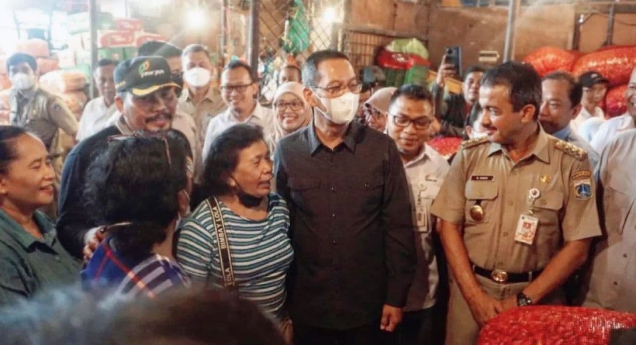 Tinjau Pasar Induk Kramat Jati, Heru: Stok Pangan Aman Hingga Maret 2023