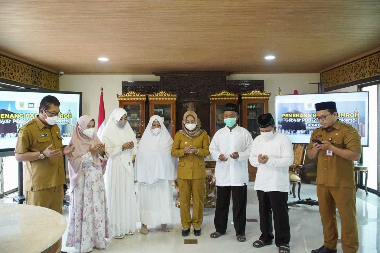 Wali Kota Mojokerto Berangkatkan Jamaah Pemenang Undian Umroh PBB-P2