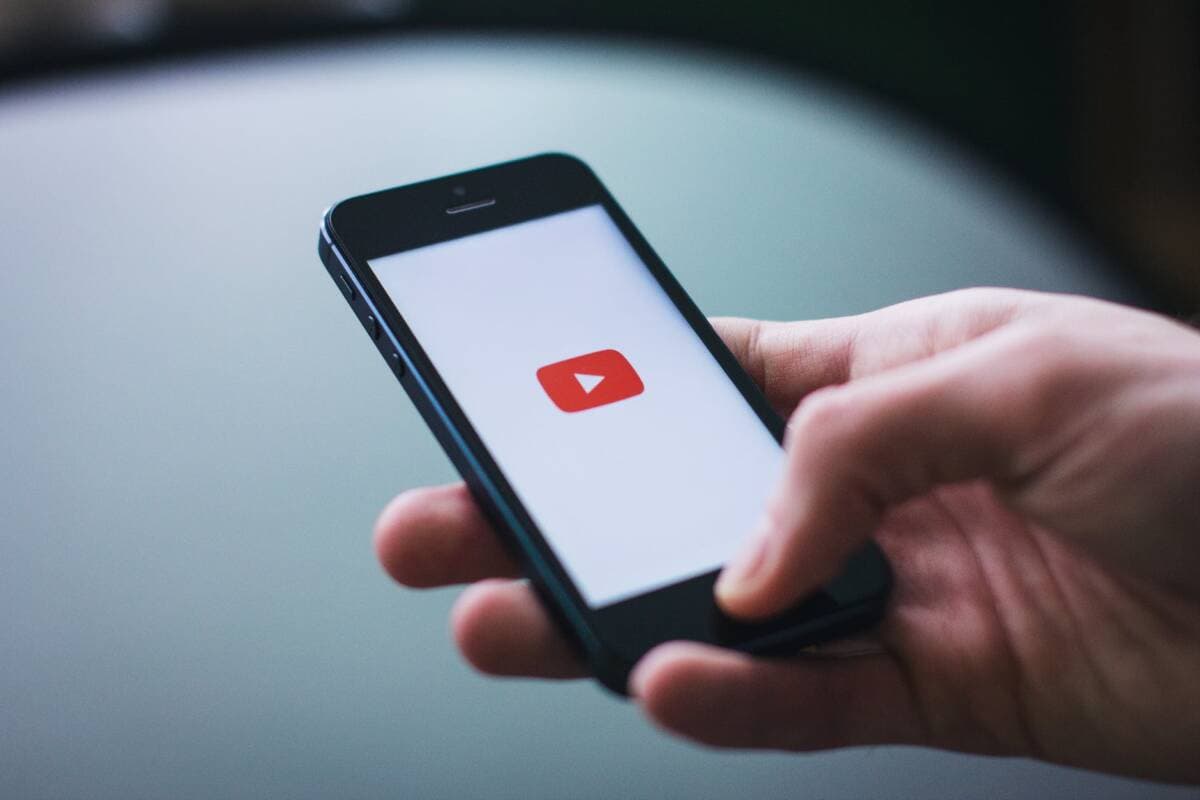 YouTube Hentikan Monetisasi Media Rusia