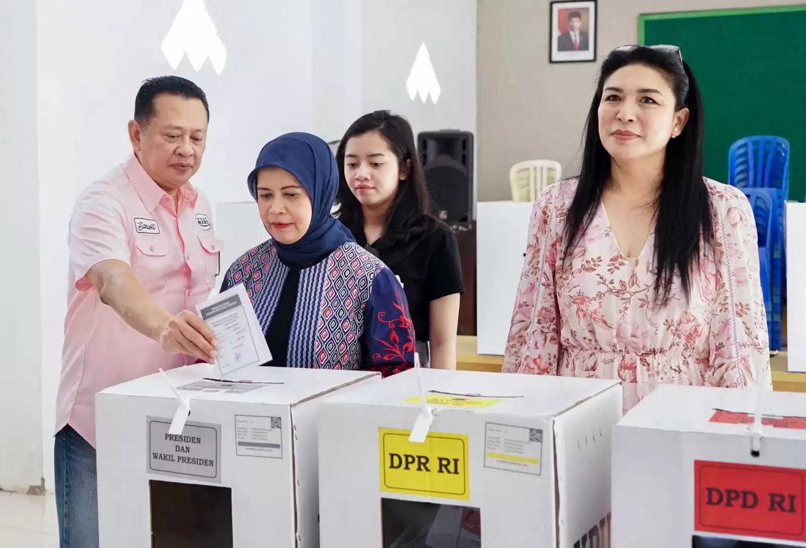Meriahkan Pemilu, Bamsoet dan Keluarga Nyoblos Pakai Baju Pink