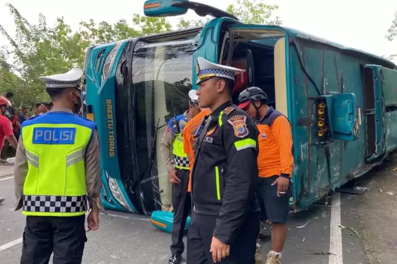 Polisi Sebut Tiga Penumpang Tewas Akibat Bus Terguling di Bukit Bego