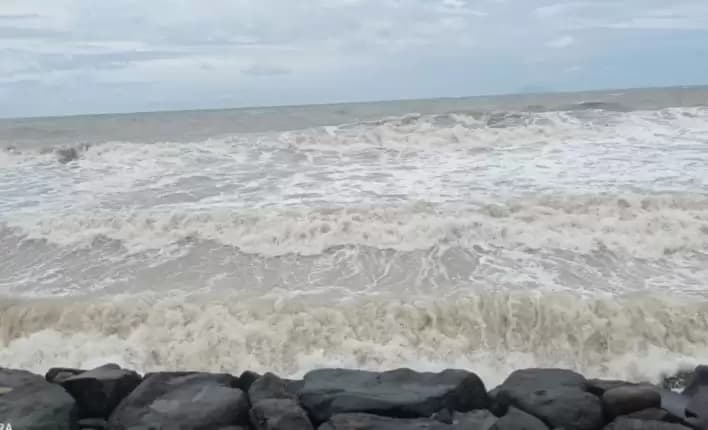 Balawista Lebak Larang Wisatawan Berenang, Karena Gelombang Tinggi