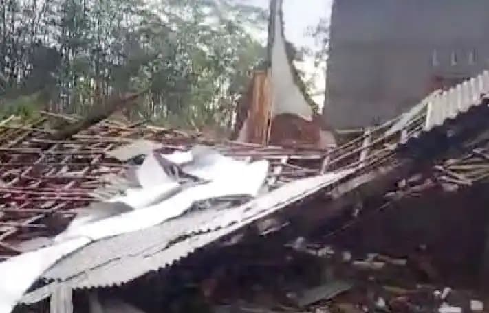 Atap Rumah Ambruk