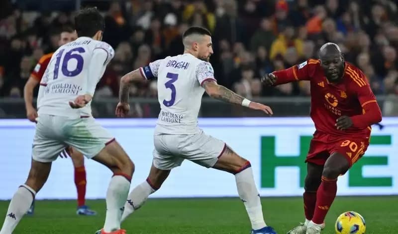 Laga Roma vs Fiorentina Diwarnai 3 Kartu Merah, Imbang 1-1