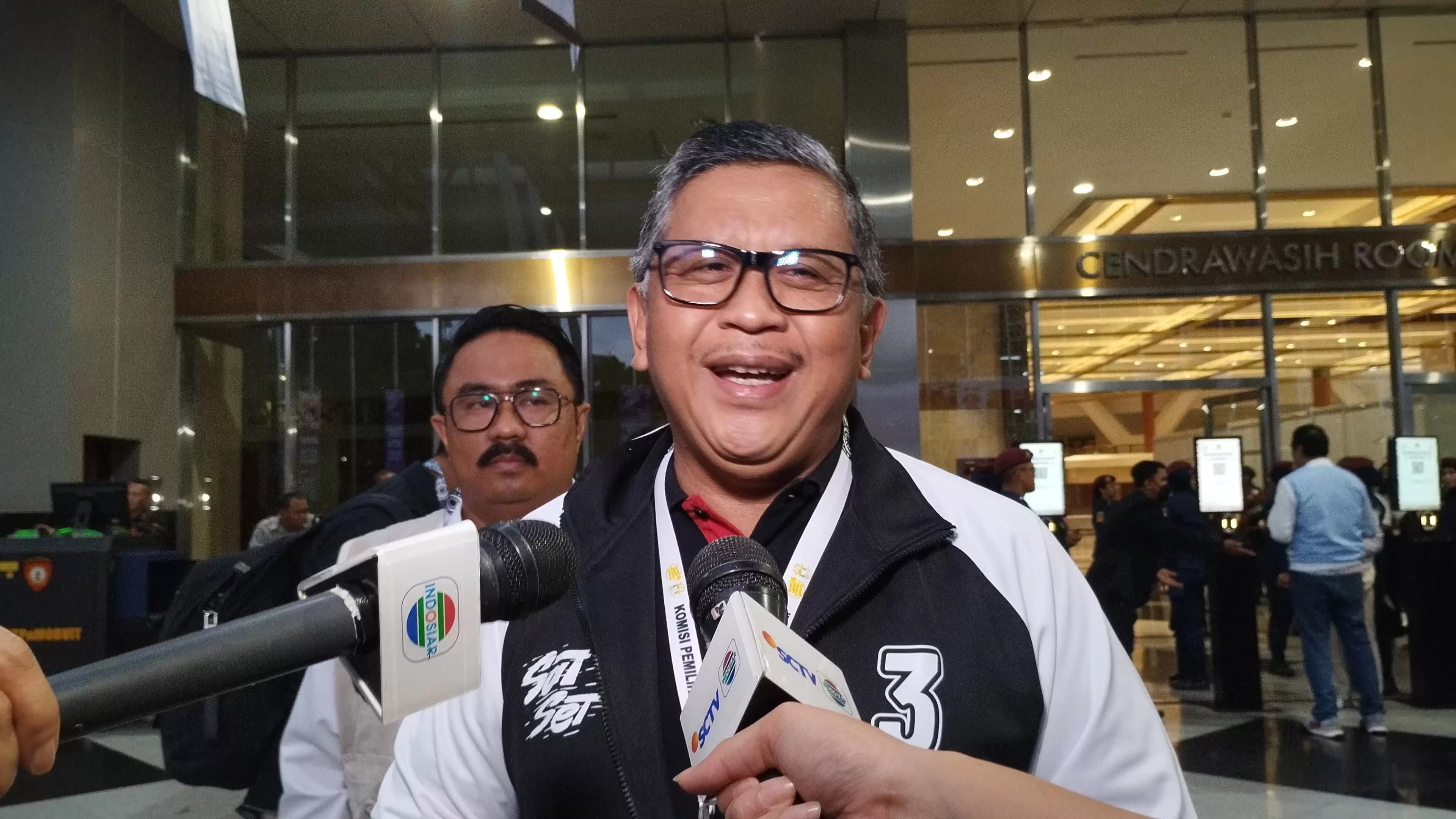 TKN Bantah Ada Politisasi Bansos, Hasto: Fotonya Banyak Beredar di Media Sosial