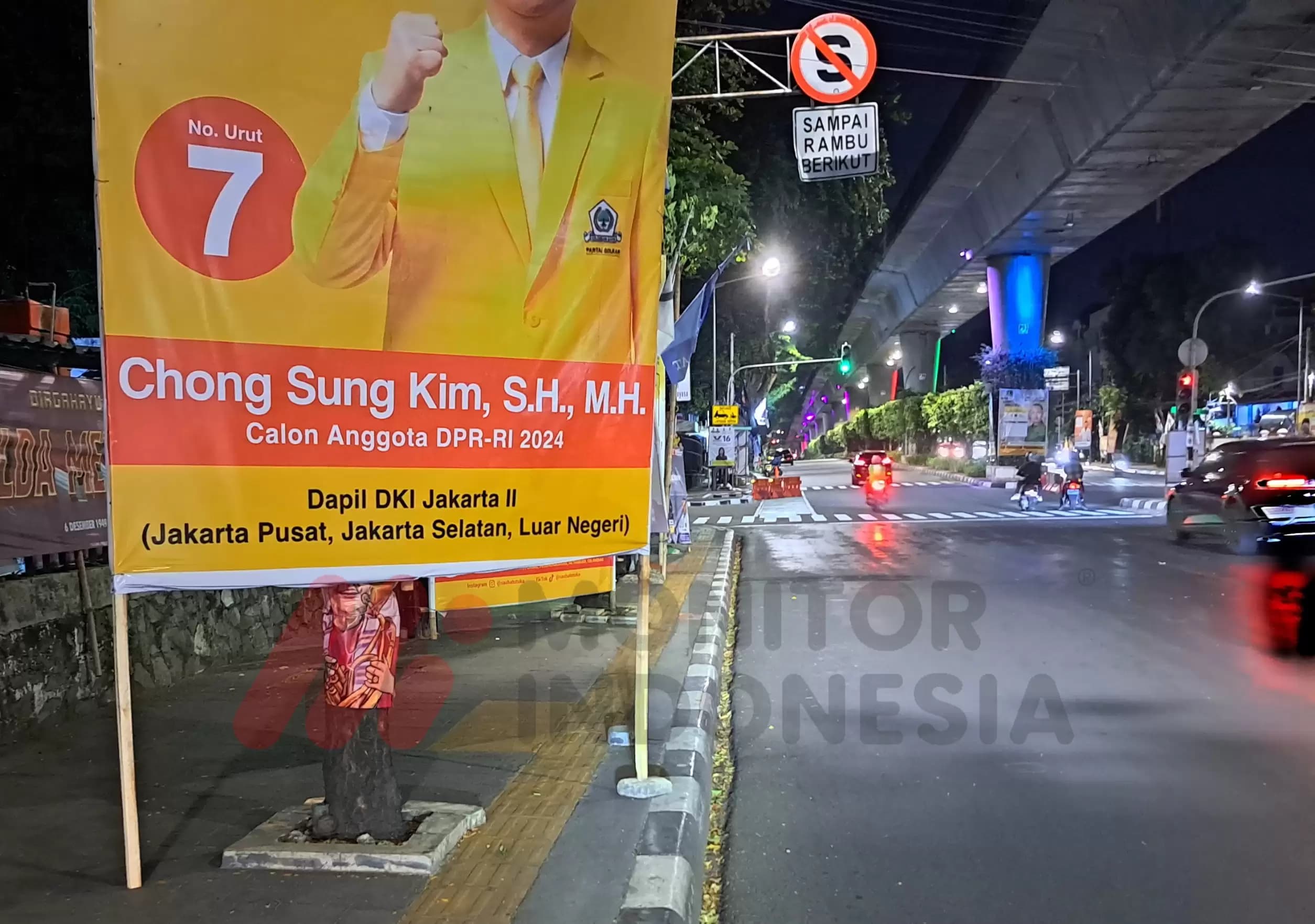 Pemasangan APK  Serobot Trotoar di Melawai Jaksel: Rampas Hak Pejalan Kaki!