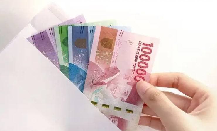 Rupiah Amburuk Tembus Rp15.000