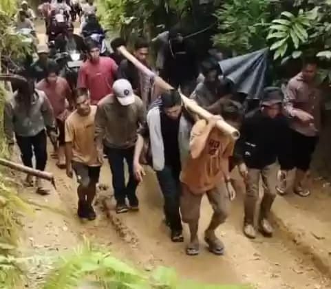 Bidan Ditandu