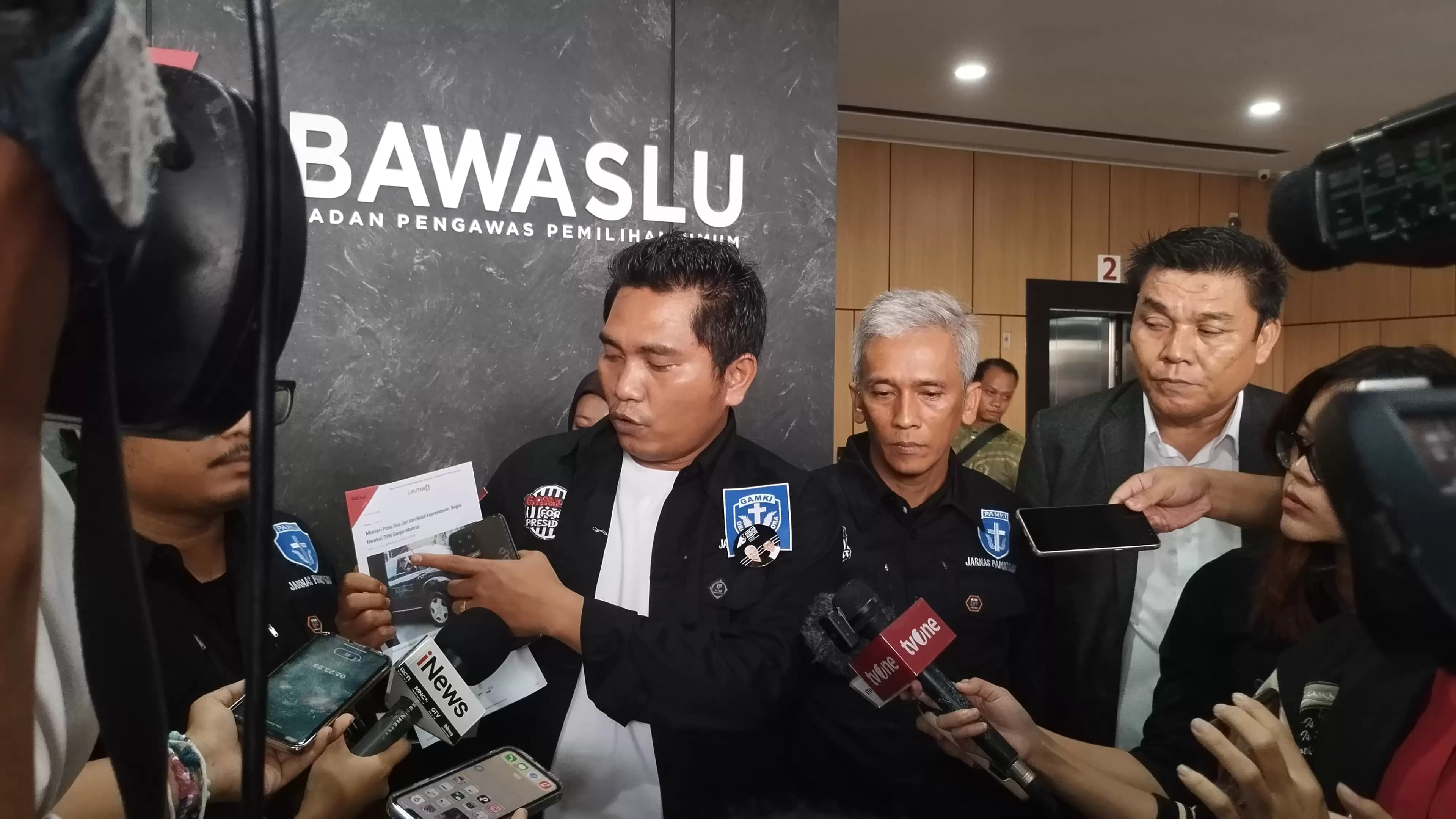 Buat Pose 2 Jari di Dalam Mobil Dinas, Jokowi Dilaporkan ke Bawaslu