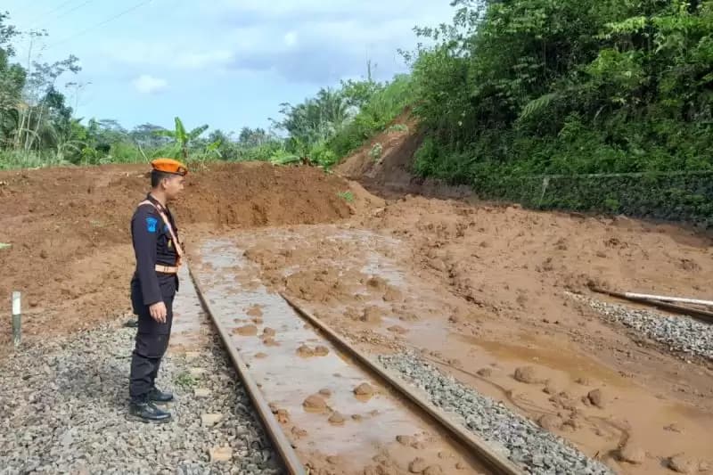 Longsor, Kereta Lintas Selatan Dialihkan
