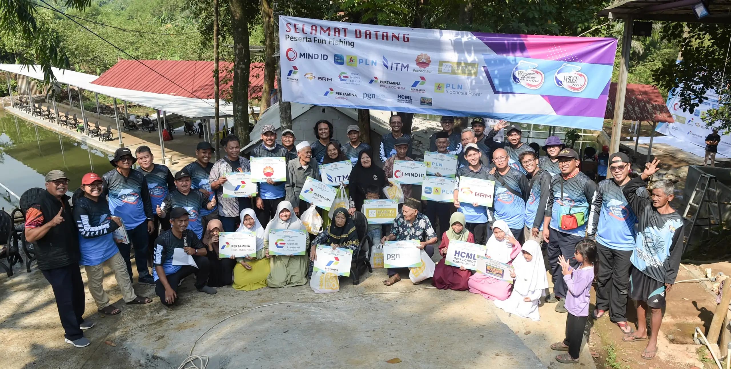Berfoto bersama masyarakat (Foto: Dok MI/Donavita)