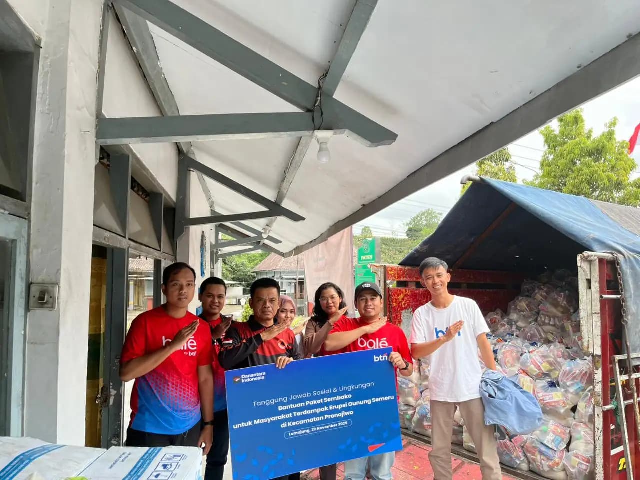 BTN Menyalurkan Bantuan Paket Sembako untuk Warga Terdampak Erupsi Gunung Semeru (Foto: Dok BTN)