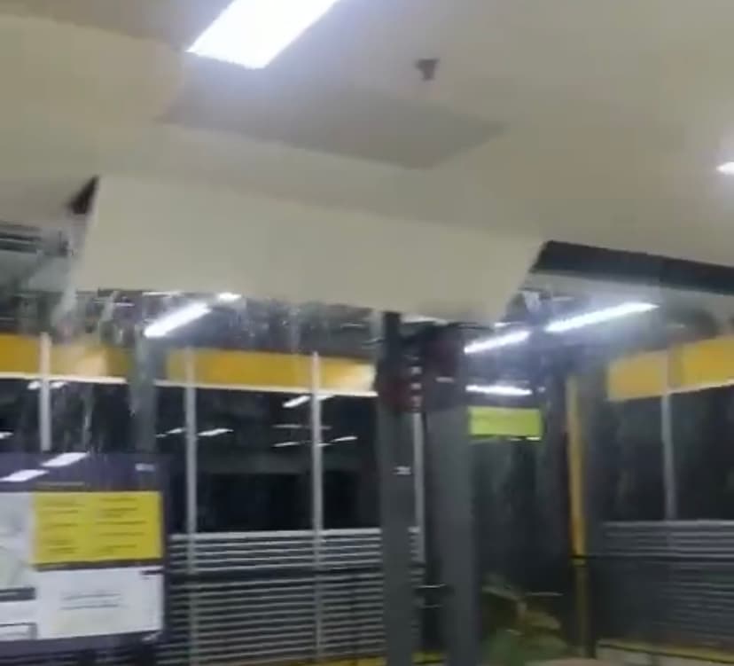Atap Stasiun Cawang LRT Jabodebek Jebol, KAI Minta Maaf
