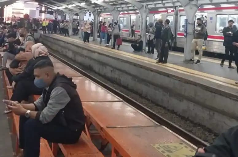 Commuter line tujuan bogor tertahan