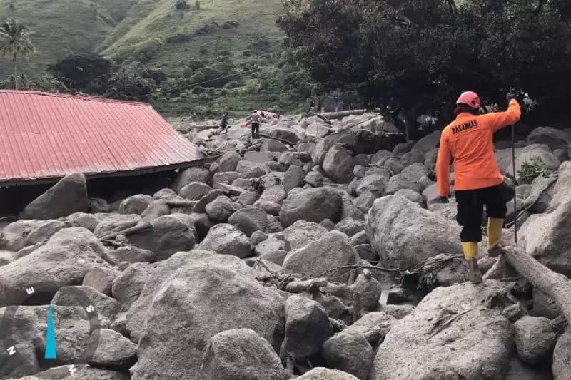 Banjir Bandang Humbahas, 12 Orang Dicari Basarnas