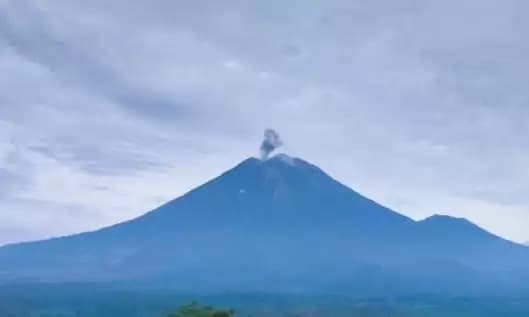Update Gunung  Semeru Erupsi tiga Kali Dengan Letusan 1 Kilometer