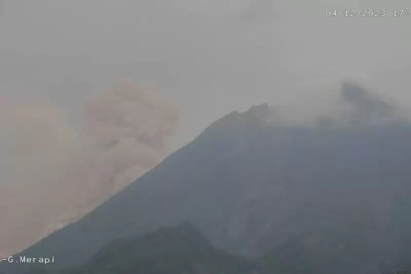 Gunung Merapi Muntahkan Awan Panas Guguran ke Kali Boyong