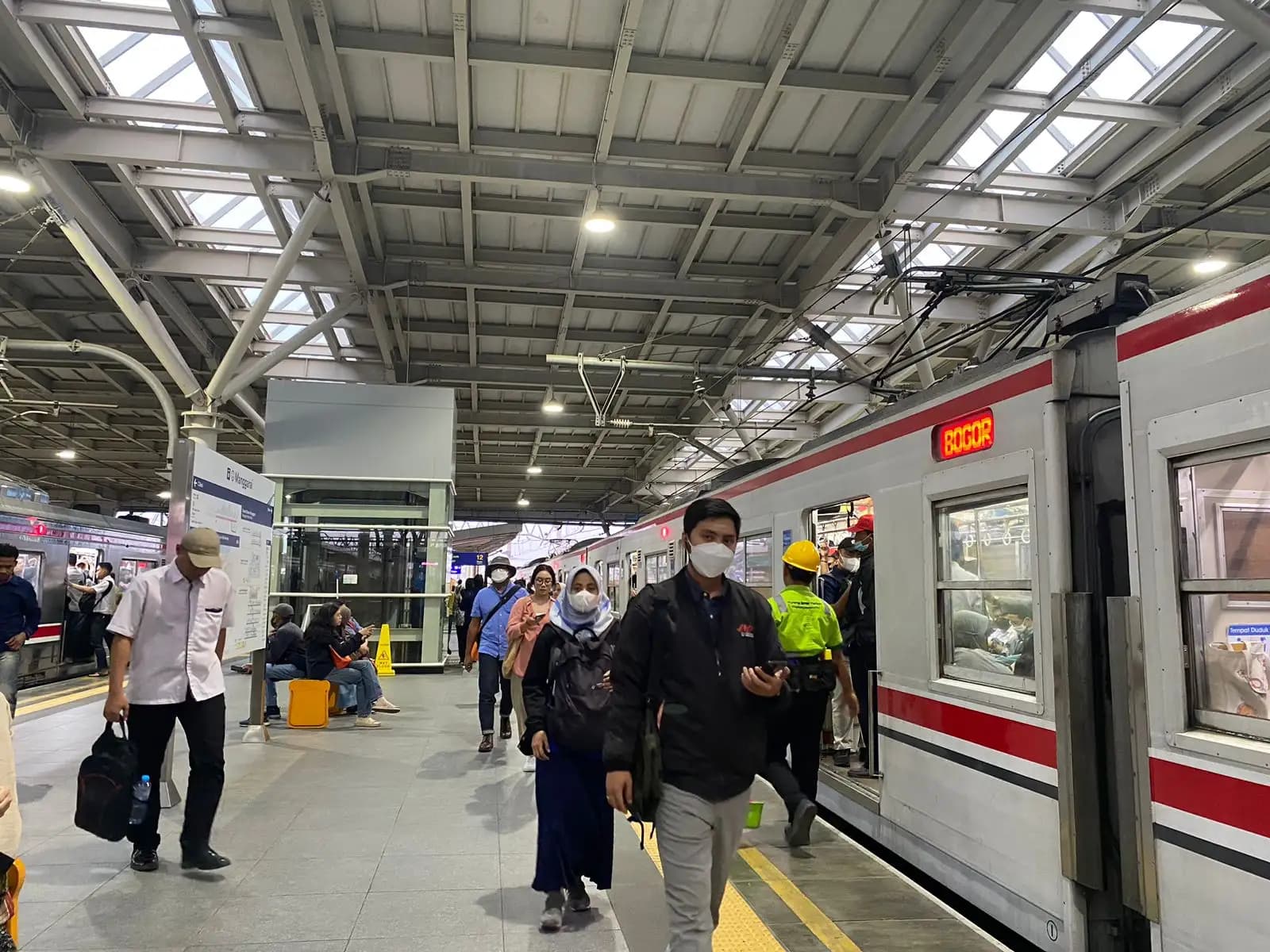 Para penumpang KRL Manggarai berjalan menuju tangga Exit (Foto: MI/Nuramin)