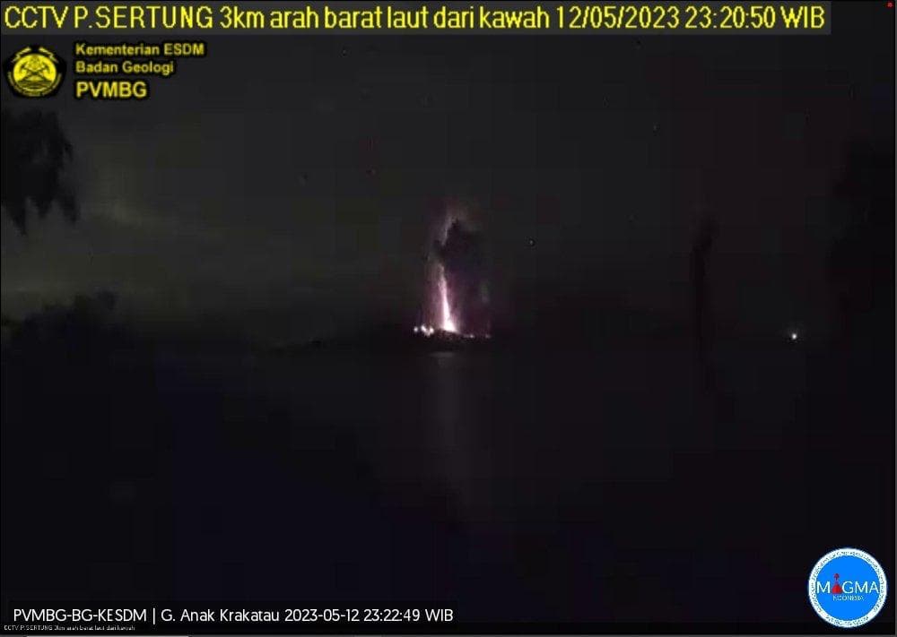 Gunung Anak Krakatau Erupsi Tengah Malam, Lontaran Abu Setinggi 1,5 Km