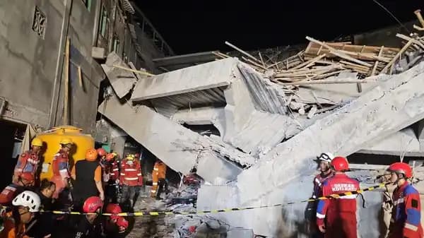 Evakuasi korban bangunan ponpes ambruk