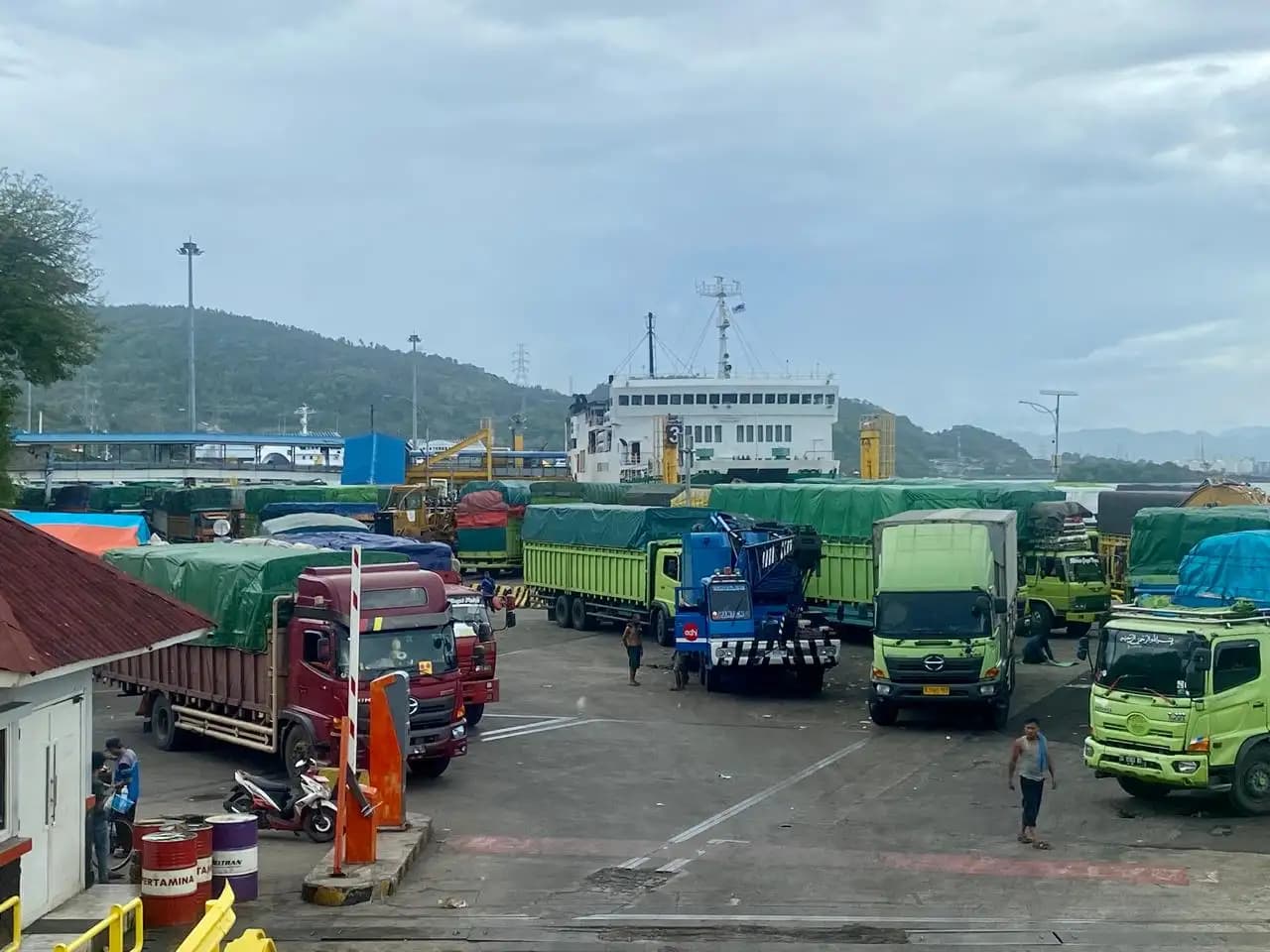 Antrean Sejumlah mobil truk hendak memasuki kapal di Pelabuhan Merak, Banten (Foto: MI/Nuramin)