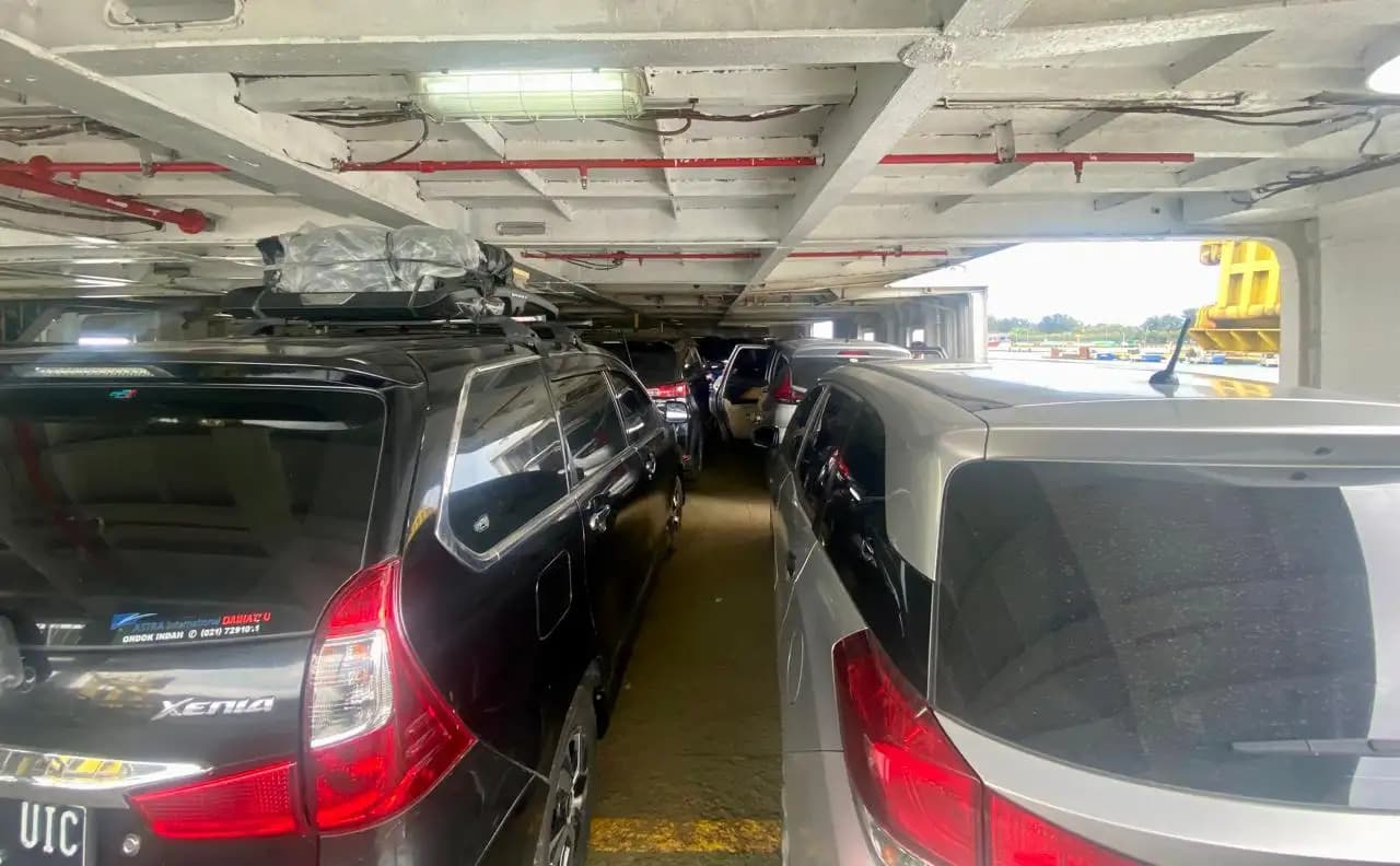 Kendaraan Roda empat berada di dalam parkiran kapal (Foto: MI/Nuramin)