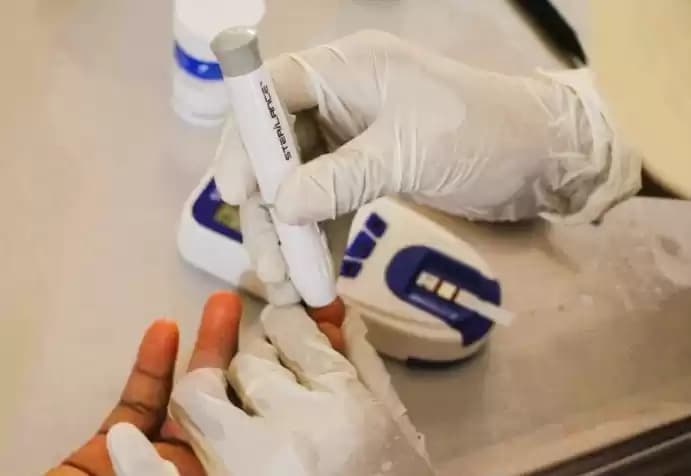 Foto Dokter Cek Gula Darah