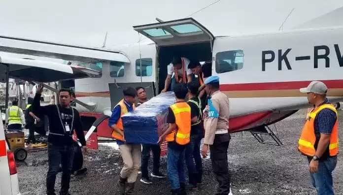 Foto Evakuasi jenazah korban penembakan KKB
