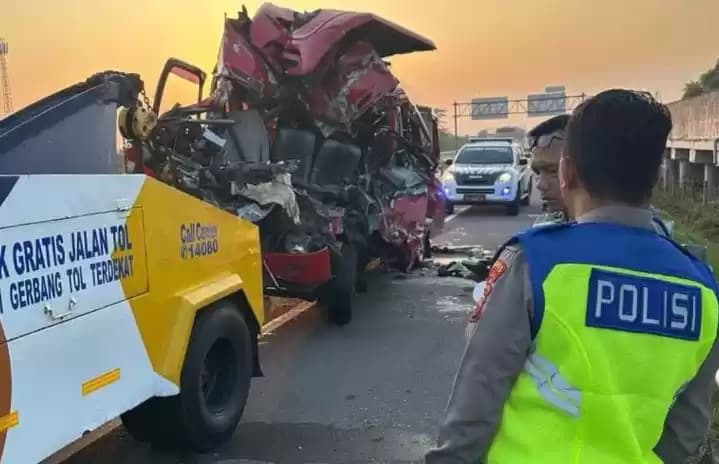 Foto Kecelakaan bus di ruas tol Solo-Ngawi
