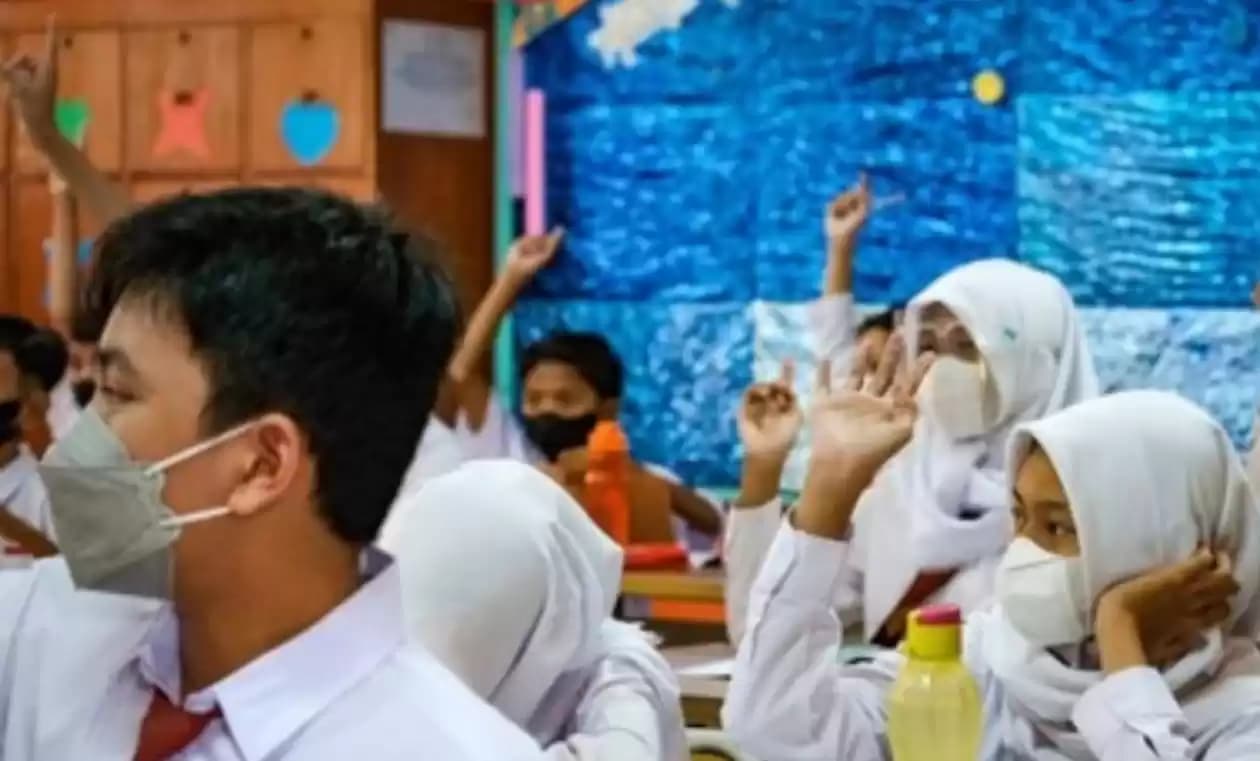 Foto pelajar Menunggu Dana BOS