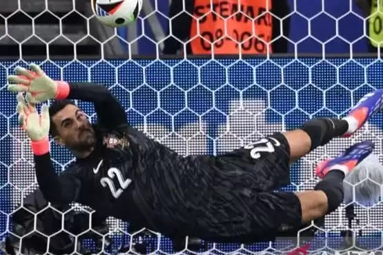 Foto Penjaga gawang Portugal Diogo Costa