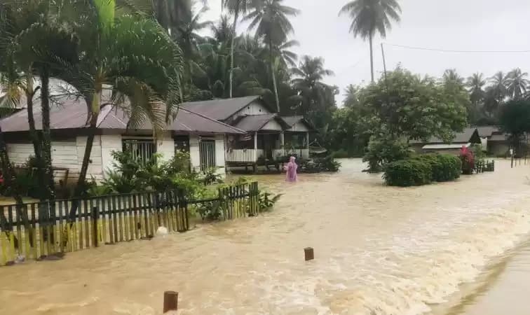 Foto Situasi rumah warga terendam banjir