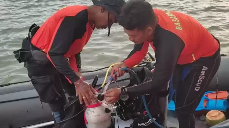 Foto Tim SAR Cari Jasad Pemancing