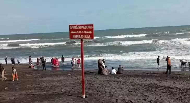 Foto Wisatawan Berada di Pantai