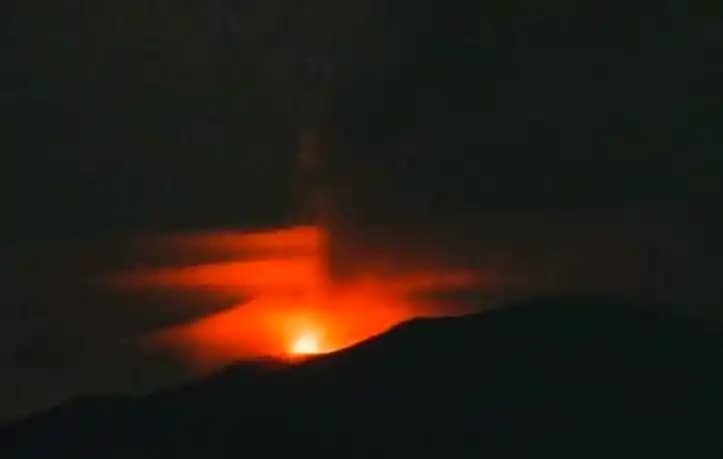 Gunung Ibu di halbar