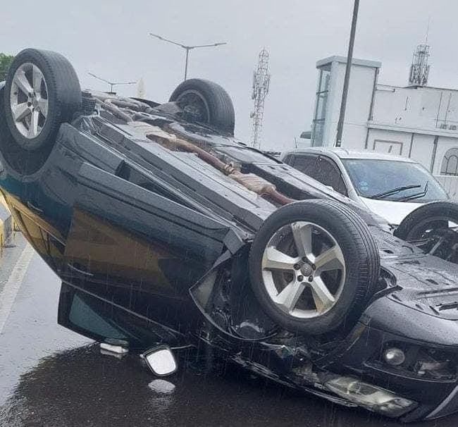 Diduga Jalanan Licin, Mobil Audi Terbalik di JLNT Antasari