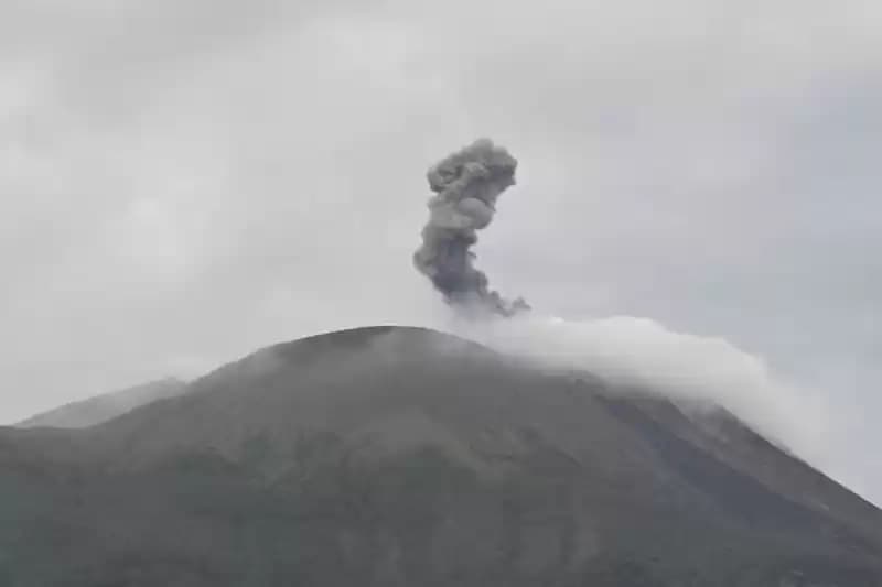 ilustrasi gunung Lewotolok.