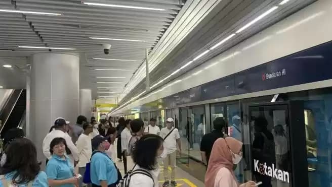 Jemaat katolik akan menaiki MRT