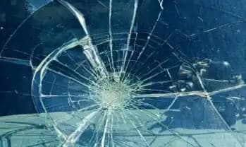 Kaca Mobil Pecah